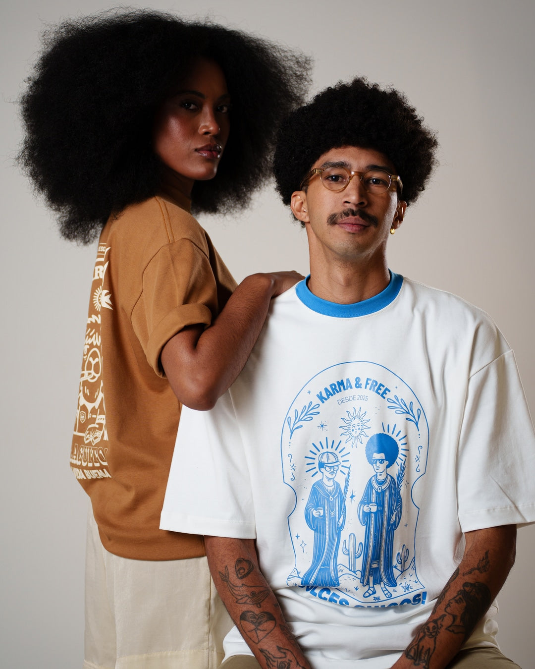 Camiseta Karma & Free - modelo vestindo