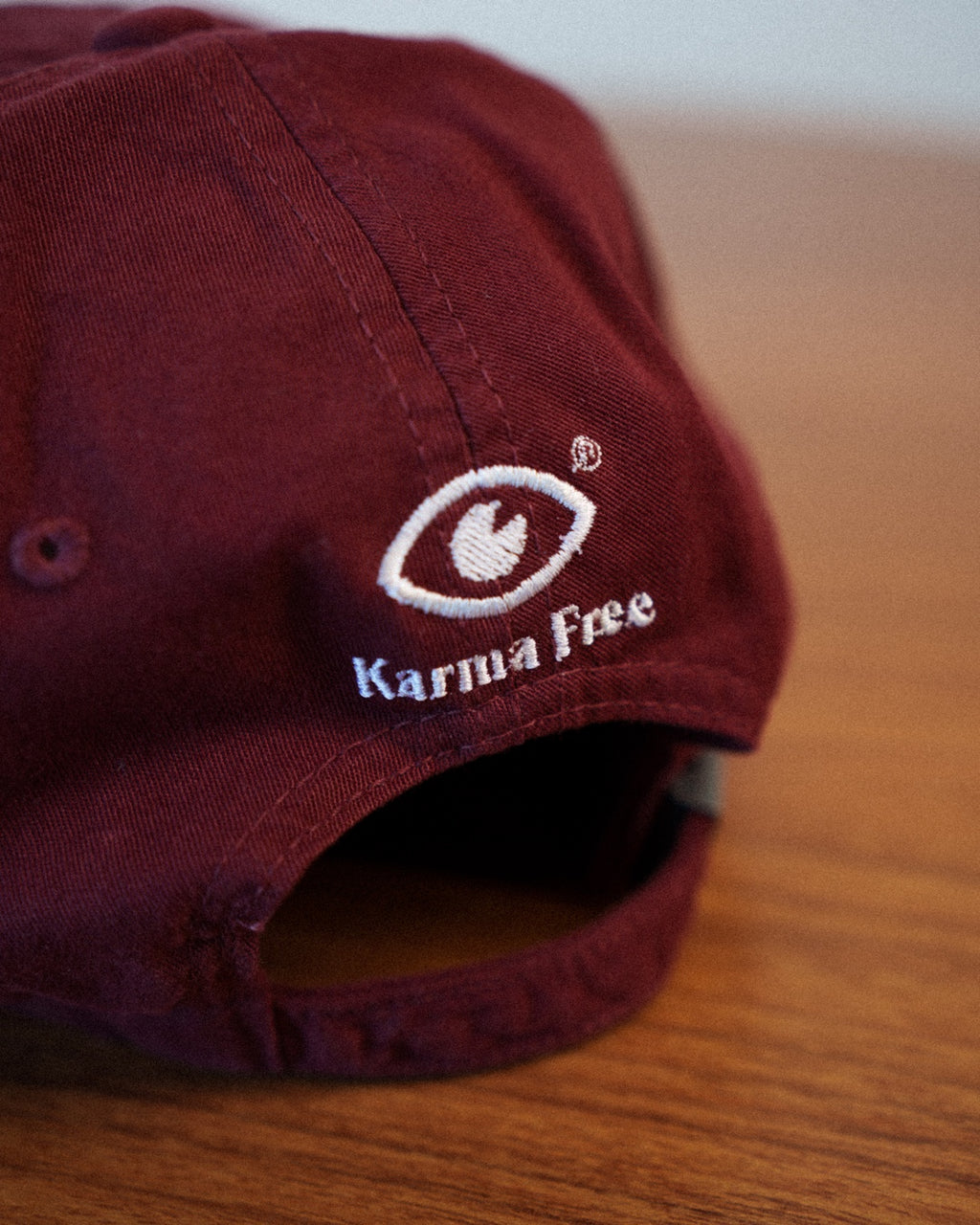 Traseira do Boné Levemente Imperfeito na cor Sangria com o logo Karma Free bordado